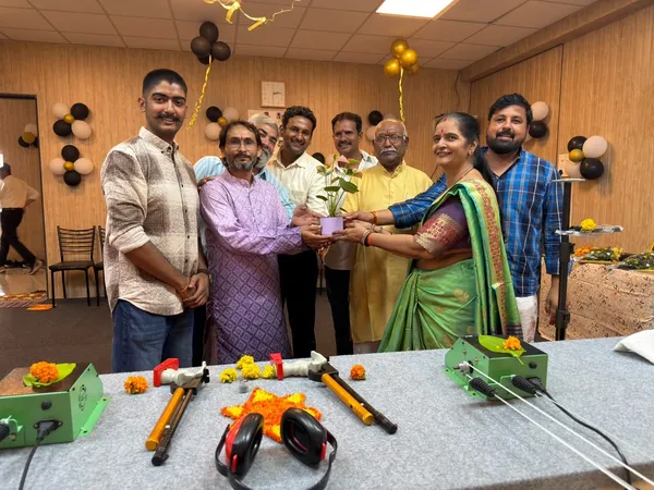 Guests presenting a bouquet and a plant during the academy's inauguration ceremony