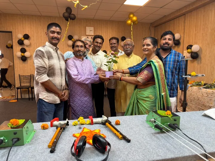 Guests presenting a bouquet and a plant during the academy's inauguration ceremony